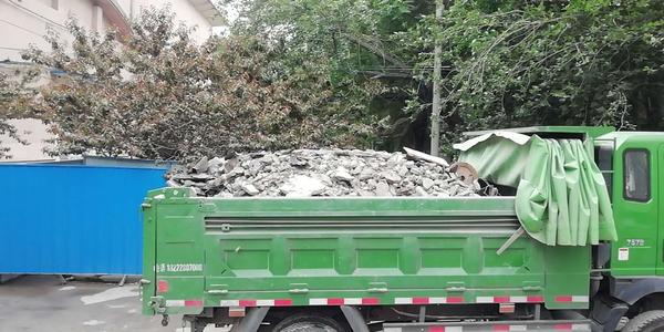 北京垃圾清运任务重，承包给专门从事垃圾清运的公司不失为良策